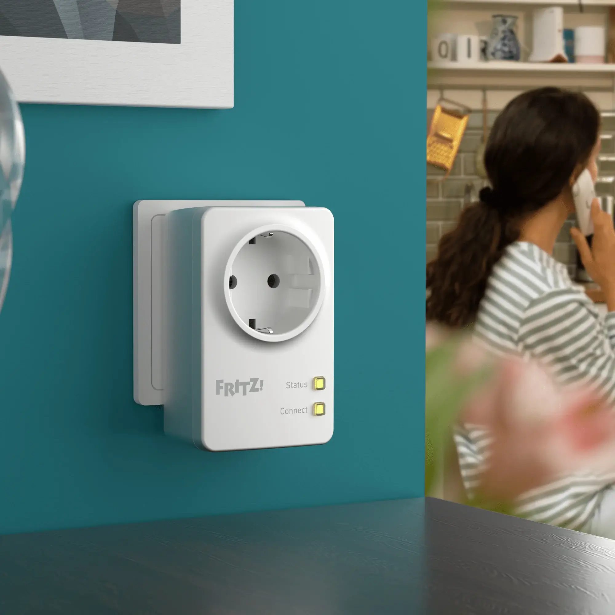 FRITZ!DECT Repeater 100 in Weiß, installiert an einer Wand, mit aktivierten Status- und Connect-Anzeigen.