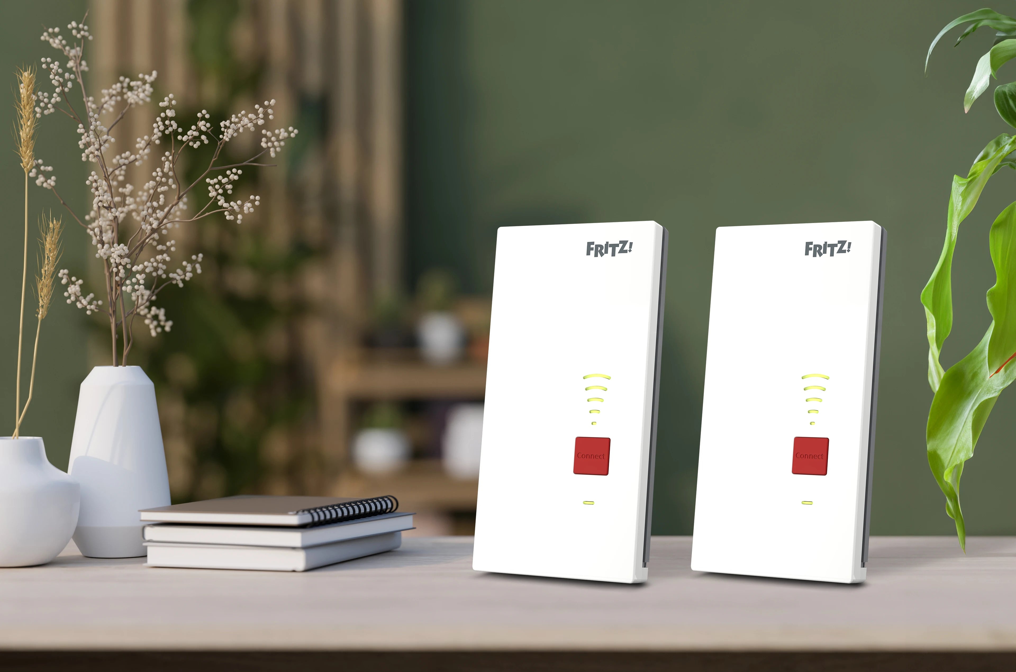 Fritz!Box WLAN-Repeater in einem stylischen Wohnzimmer mit Pflanzen und Notizbuch