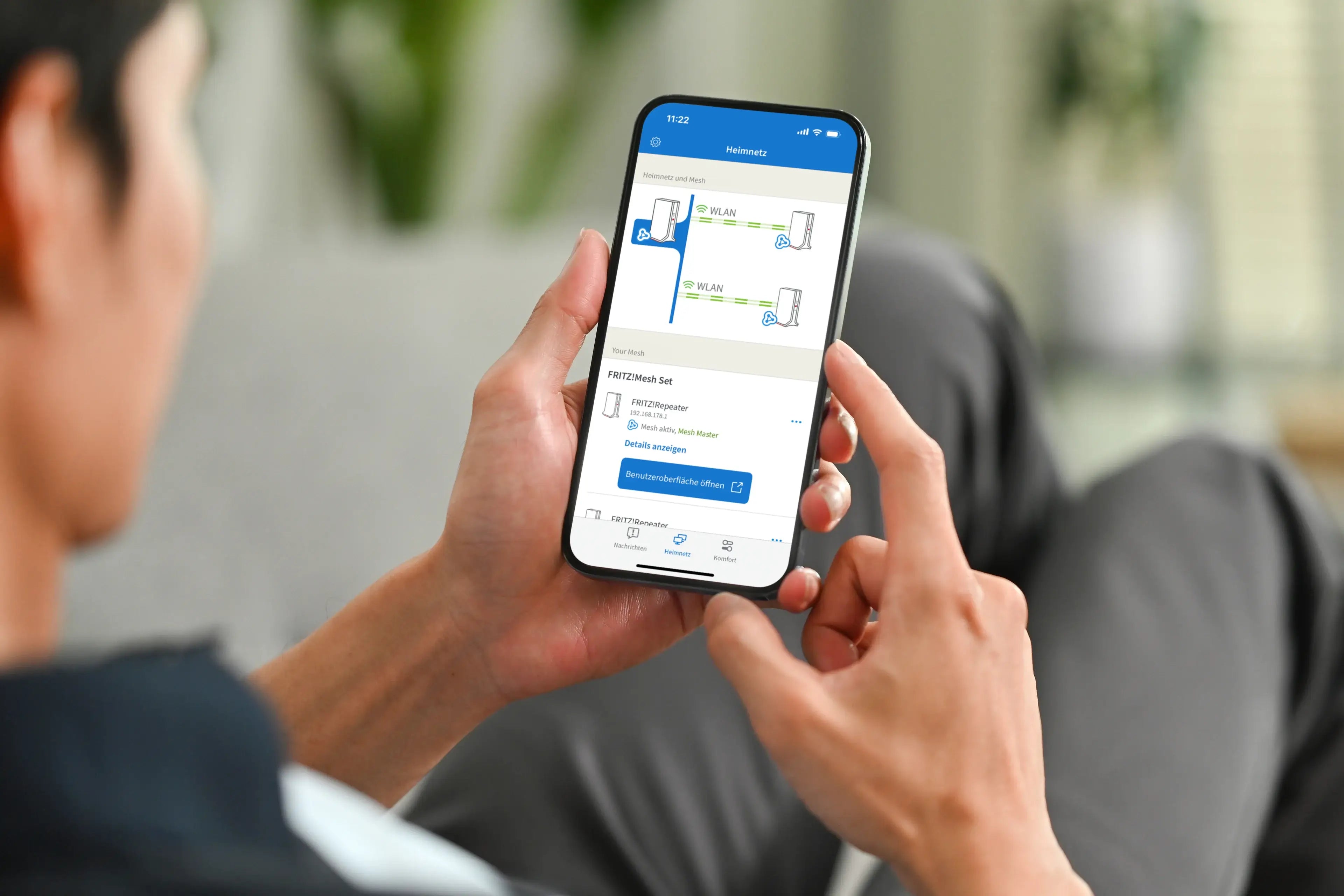 Person nutzt Smartphone zur Darstellung technischer Diagramme in einer App im Innenraum.