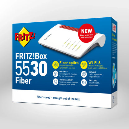 Verpackung von FRITZ!Box 5530 Fiber auf grauem Hintergrund