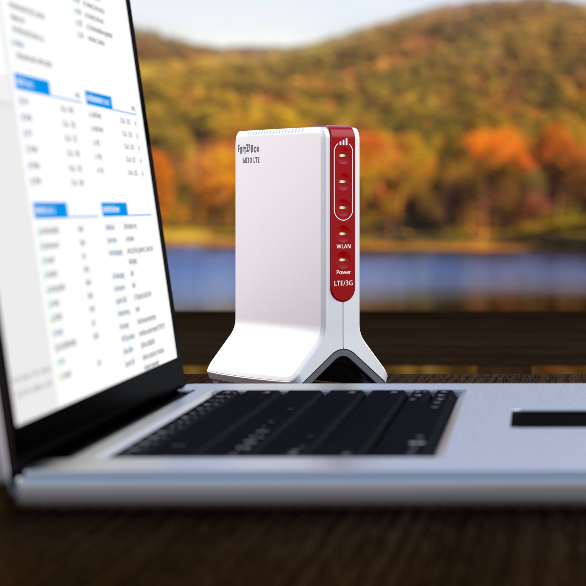 FRITZ!Box 6820 LTE auf einem Tisch in der Nähe eines Laptops, ideal für Mobilfunk-Internetverbindung.