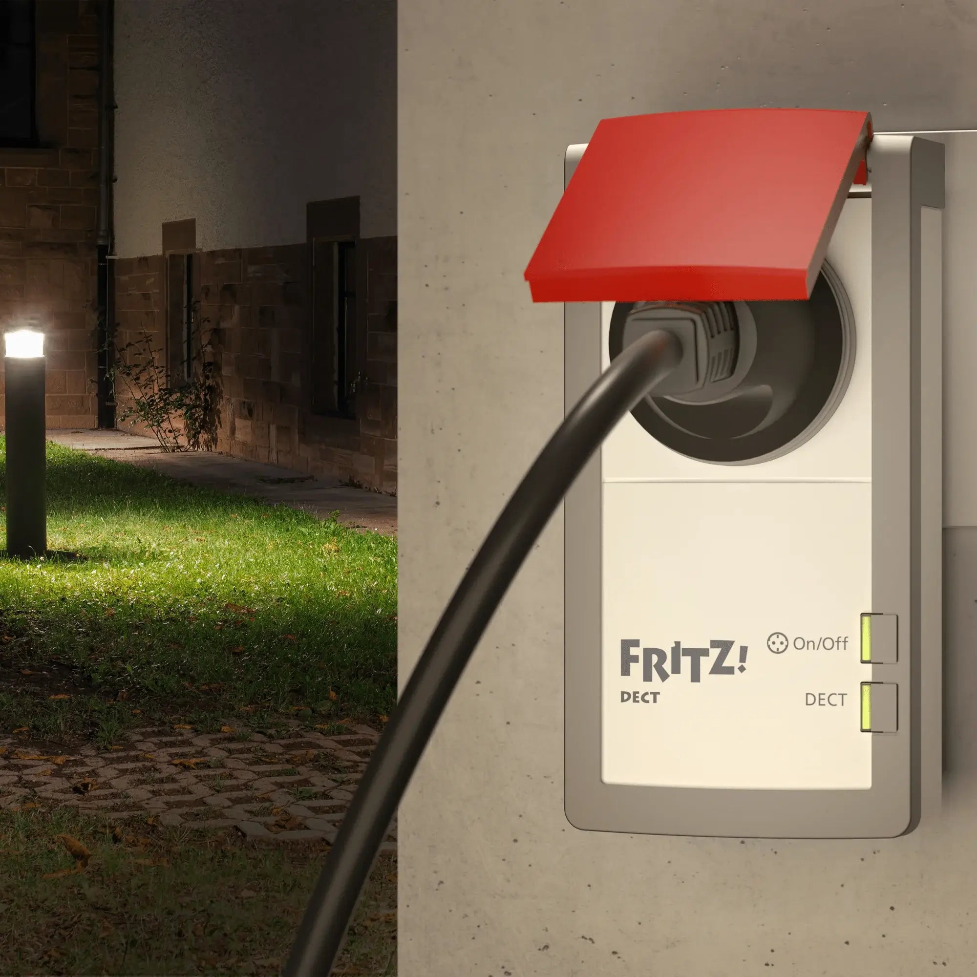 FRITZ!DECT 210 an Wandsteckdose eingesteckt, Blick in beleuchteten Garten