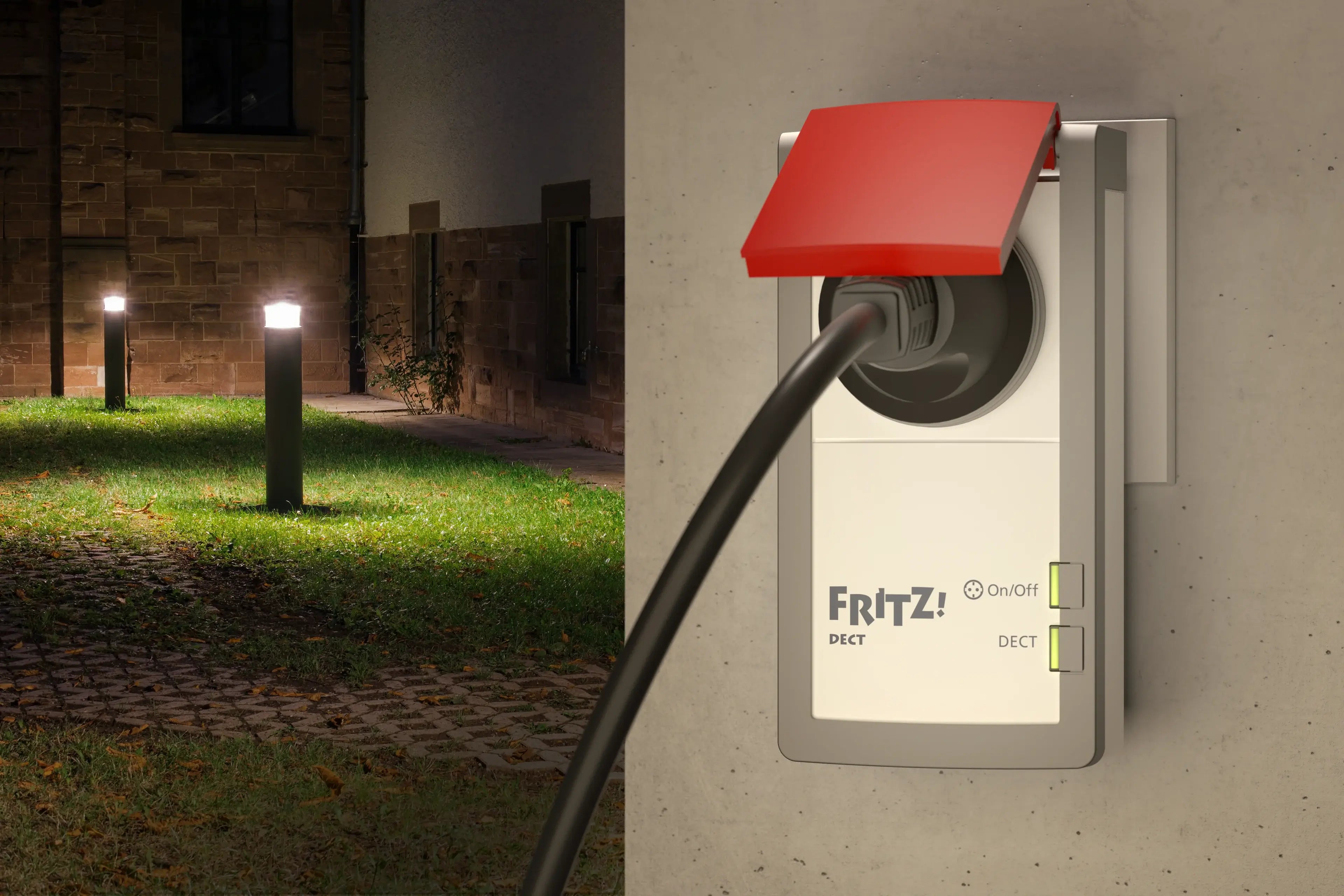 Fritz!Box DECT Steckdose mit rotem Deckel und Kabel in einer beleuchteten Umgebung bei Nacht.